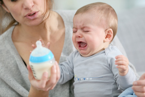 一个鼻子流血、结痂的婴儿有什么问题呢？